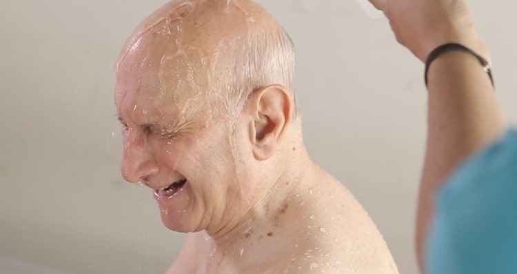 Imagem da Como dar banho no leito 4 cuidados para o bem-estar imediato do paciente