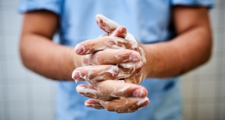 Imagem da Quem lava menos as mãos, homens ou mulheres?